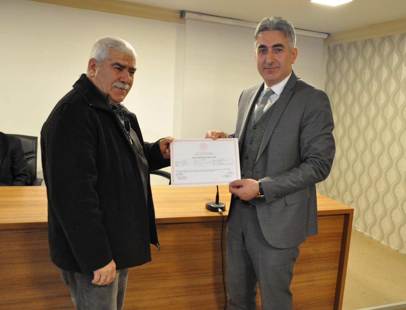 Gümüşhane’de Tıbbi ve Aromatik Bitki Yetiştiriciliği kursiyerleri sertifikalarını aldı 5