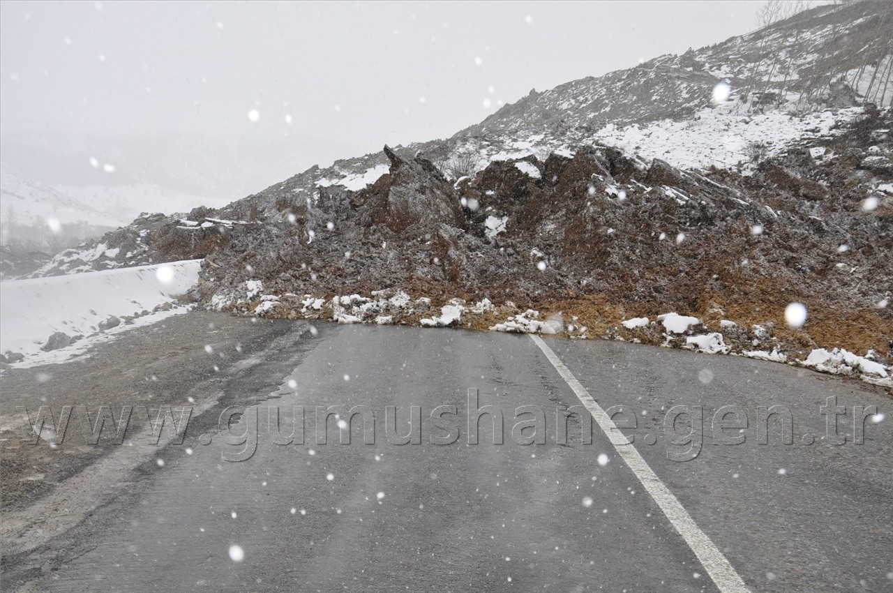 Gümüşhane-Erzincan Karayolundaki Heyelan 5