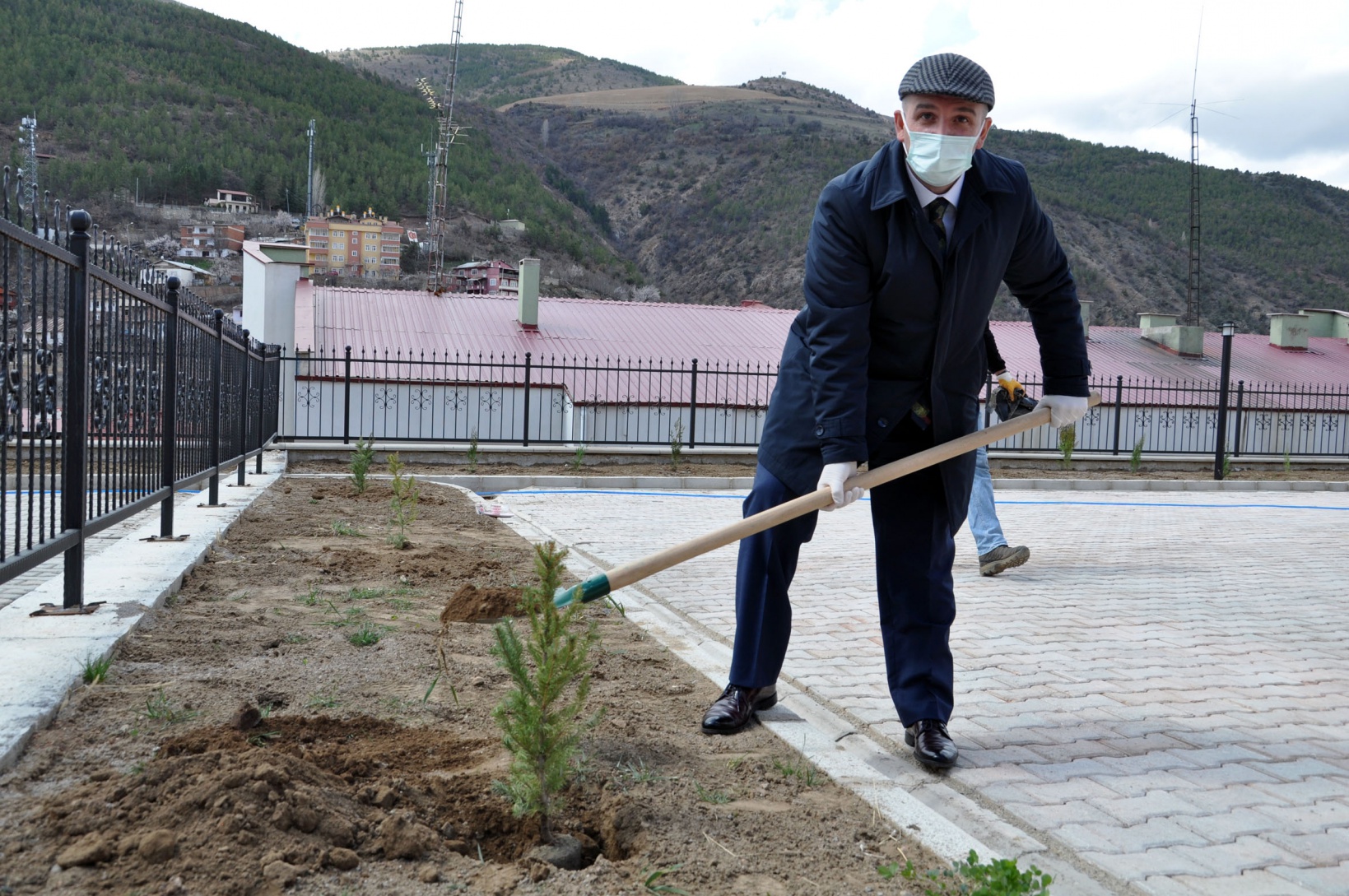 Gümüşhane Lisesi bahçesinde fidanlar toprakla buluştu 11