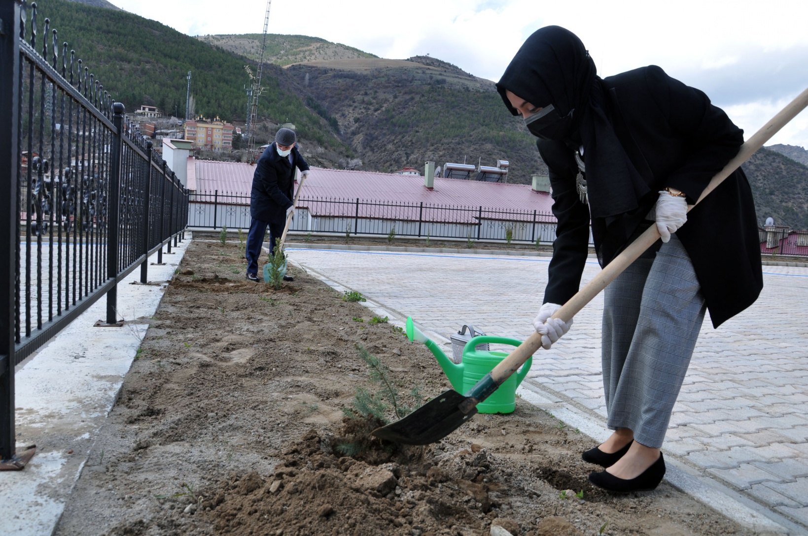 Gümüşhane Lisesi bahçesinde fidanlar toprakla buluştu 8