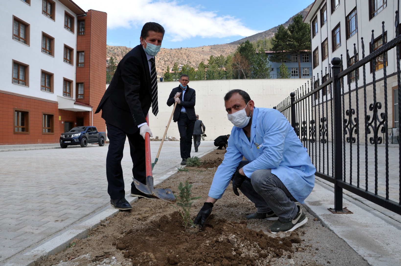 Gümüşhane Lisesi bahçesinde fidanlar toprakla buluştu 13