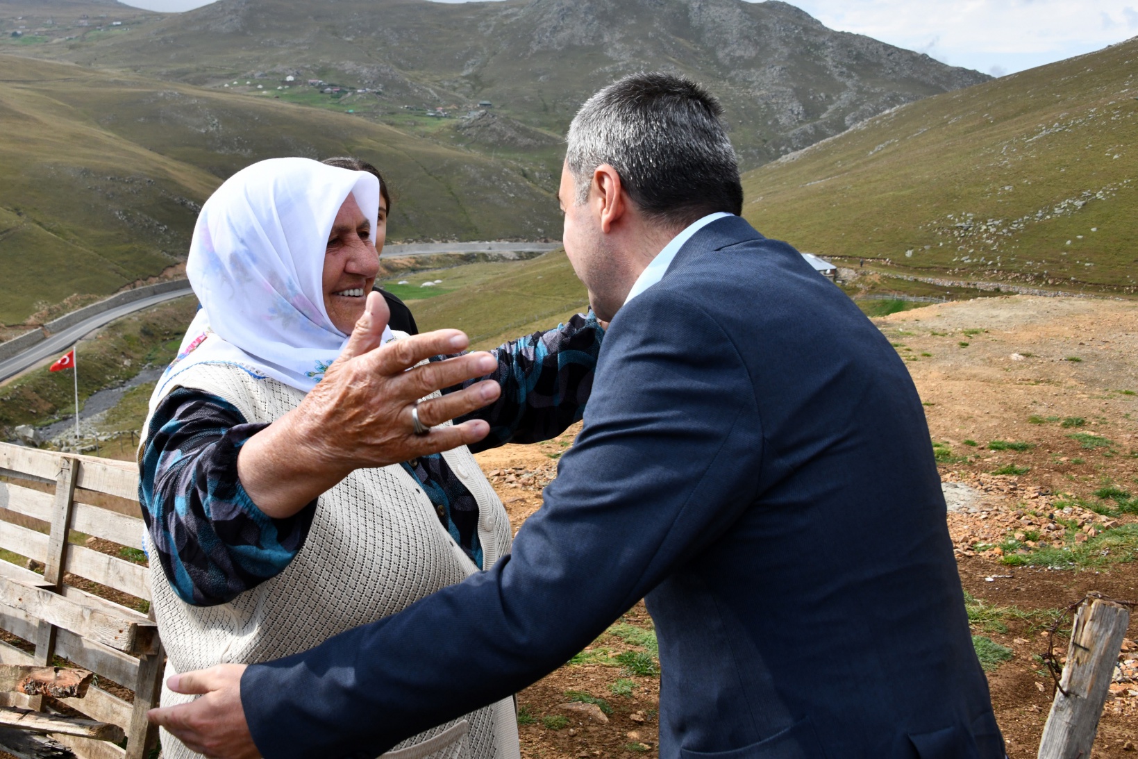 Vali Tanrısever’den 80 yaşındaki şehit annesine yaylada moral ziyareti 2