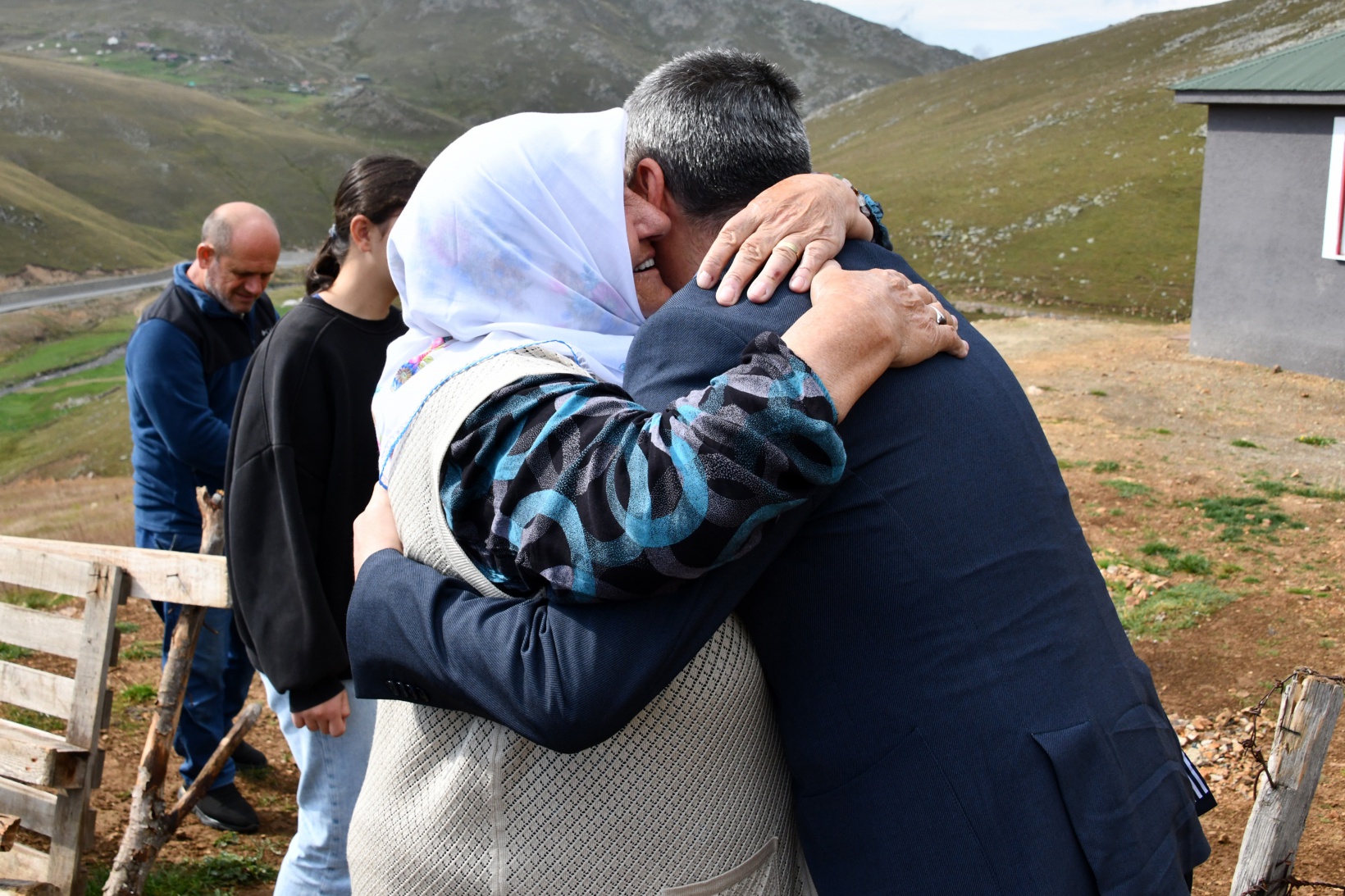Vali Tanrısever’den 80 yaşındaki şehit annesine yaylada moral ziyareti 5