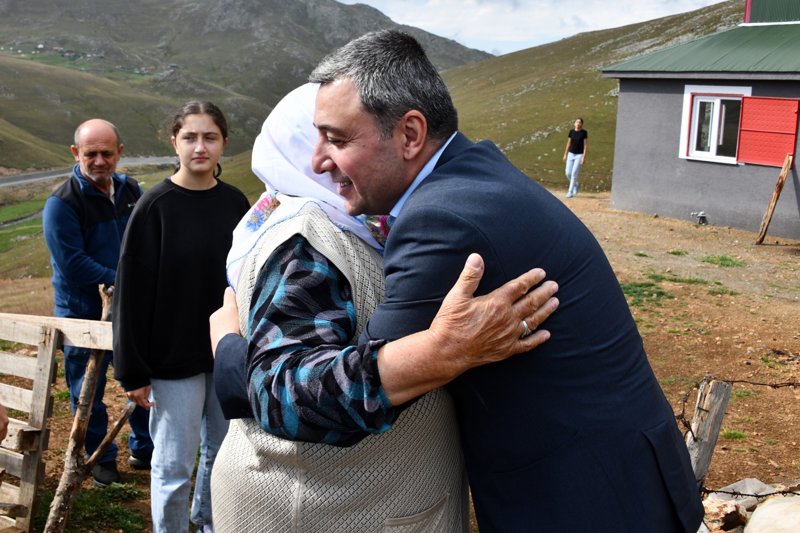 Vali Tanrısever’den 80 yaşındaki şehit annesine yaylada moral ziyareti 6