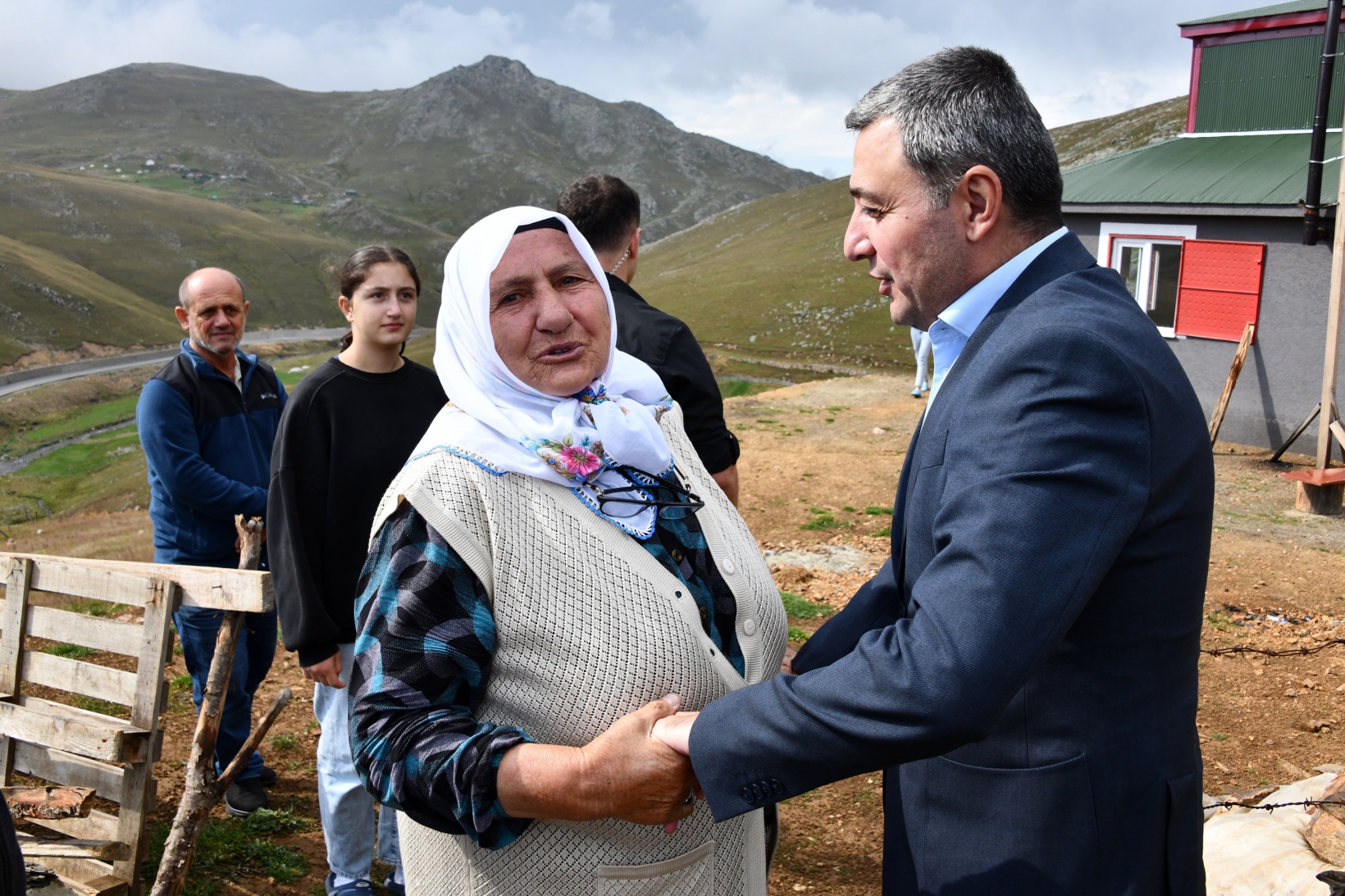 Vali Tanrısever’den 80 yaşındaki şehit annesine yaylada moral ziyareti 7