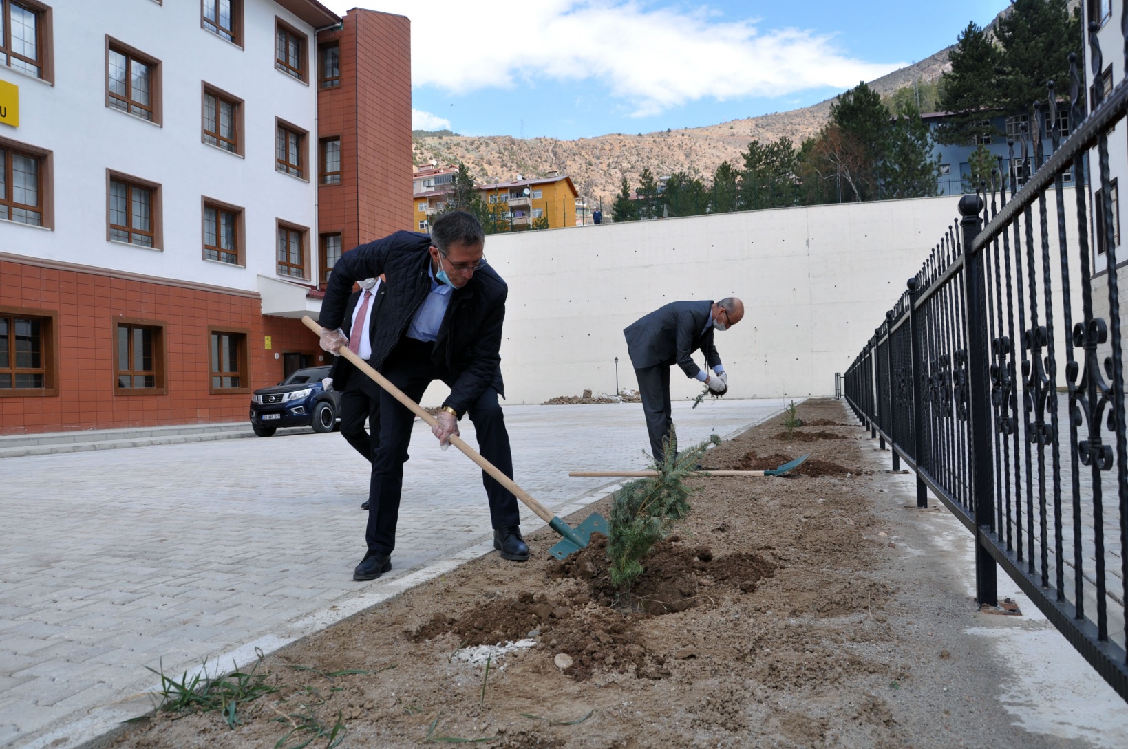 Gümüşhane Lisesi bahçesinde fidanlar toprakla buluştu 15