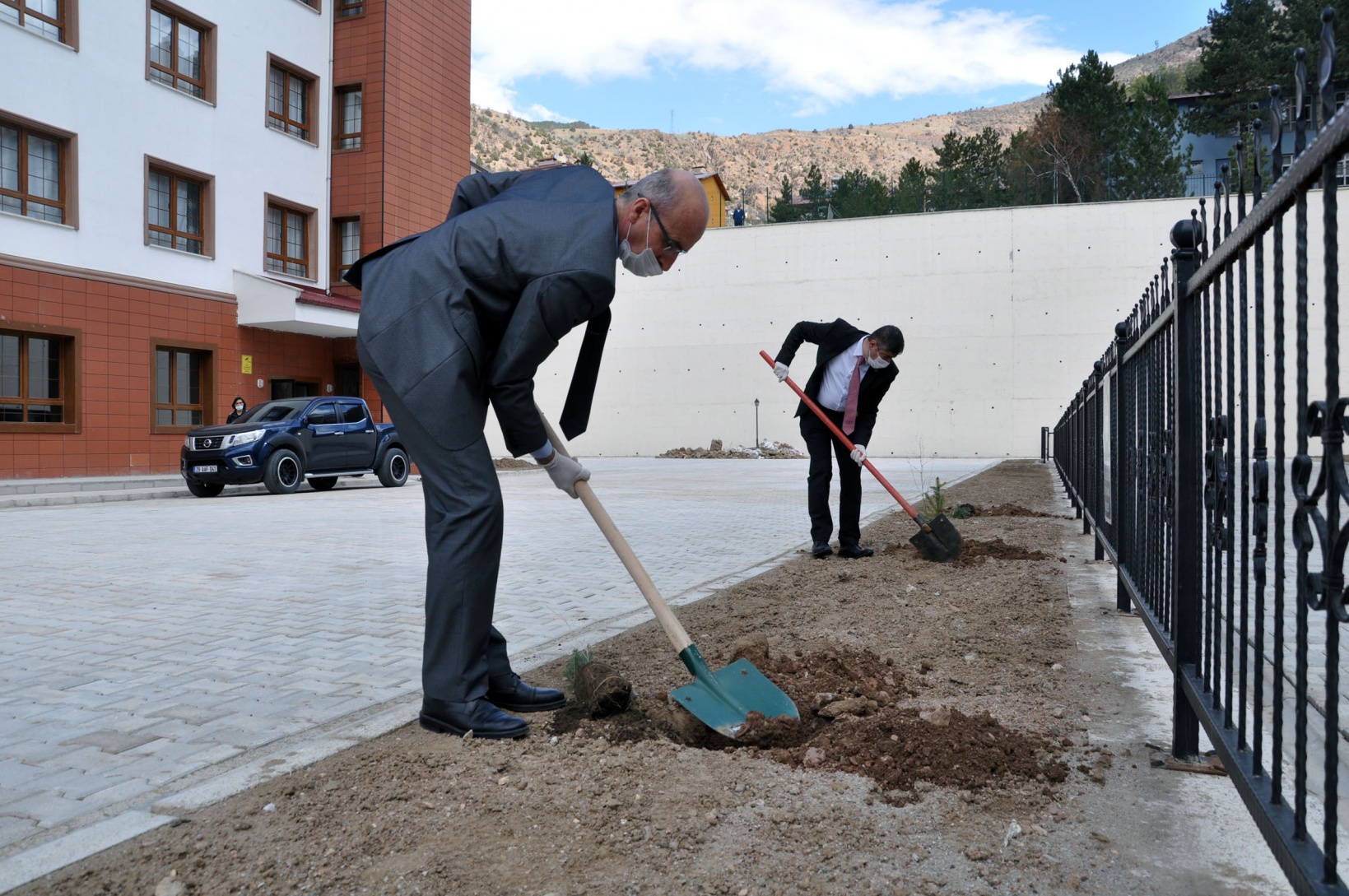 Gümüşhane Lisesi bahçesinde fidanlar toprakla buluştu 7