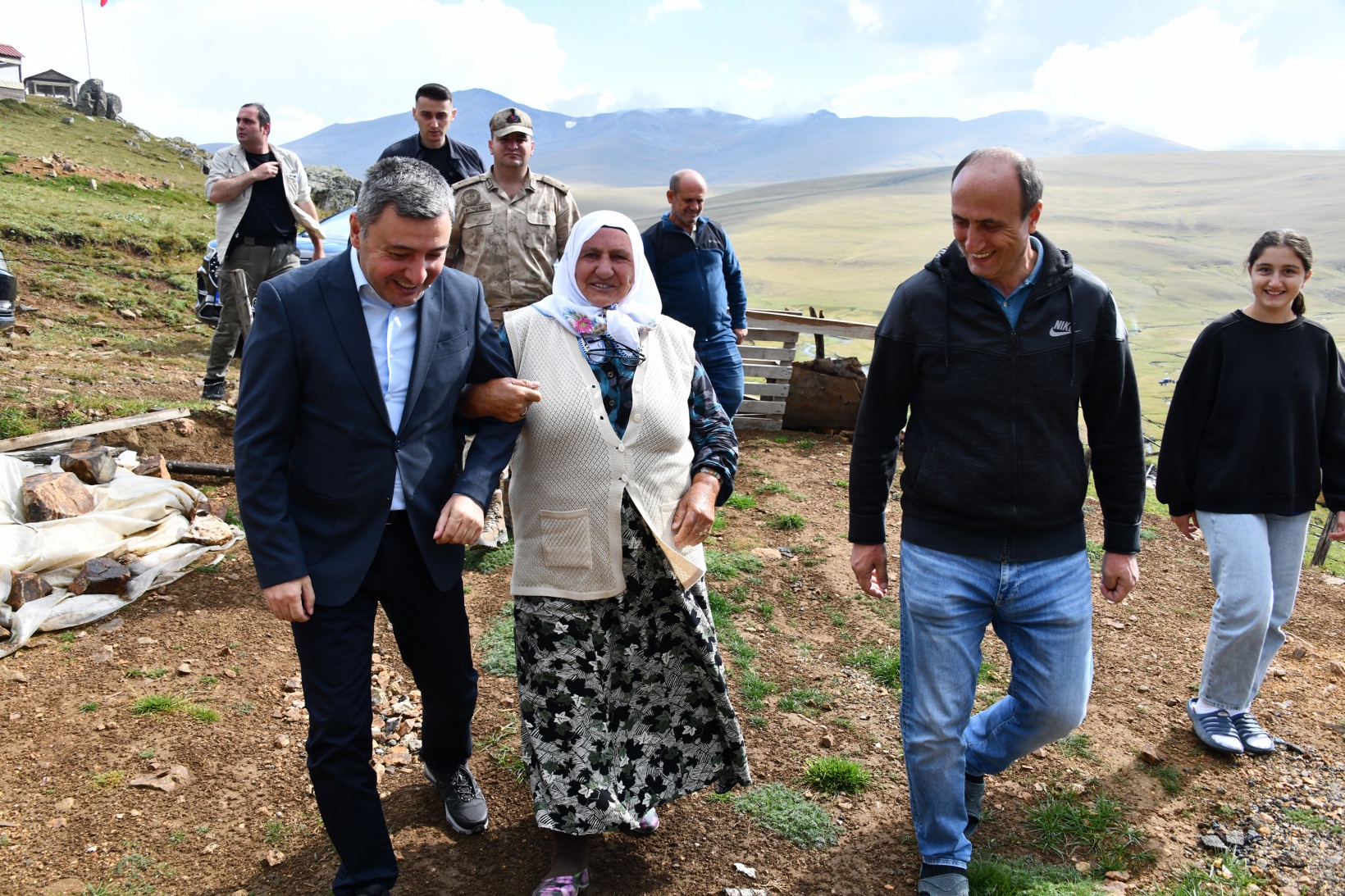 Vali Tanrısever’den 80 yaşındaki şehit annesine yaylada moral ziyareti 12