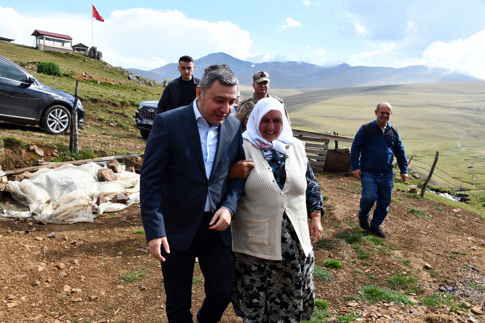 Vali Tanrısever’den 80 yaşındaki şehit annesine yaylada moral ziyareti 13