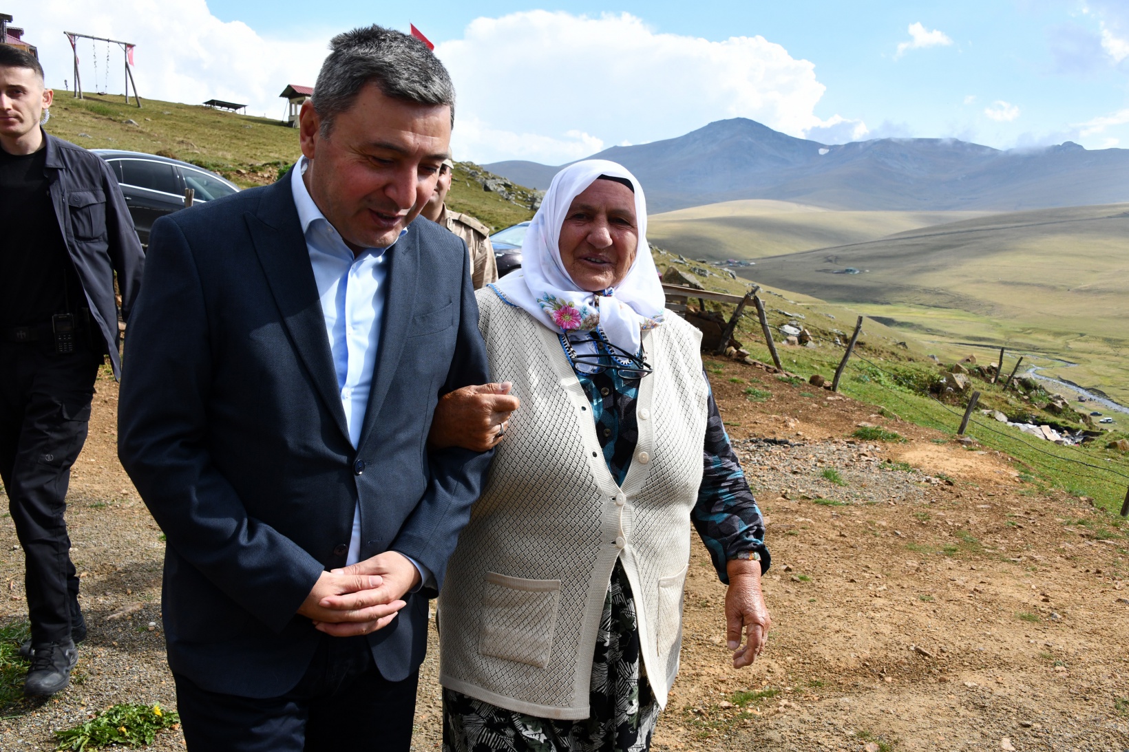 Vali Tanrısever’den 80 yaşındaki şehit annesine yaylada moral ziyareti 9