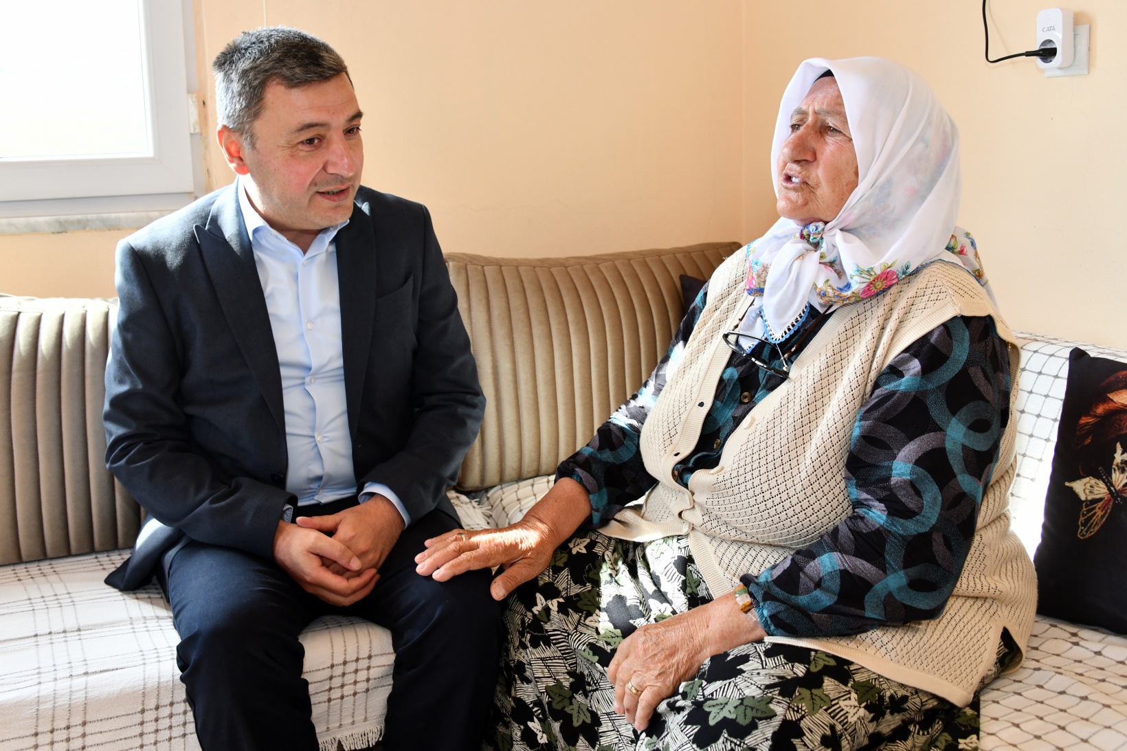 Vali Tanrısever’den 80 yaşındaki şehit annesine yaylada moral ziyareti 4