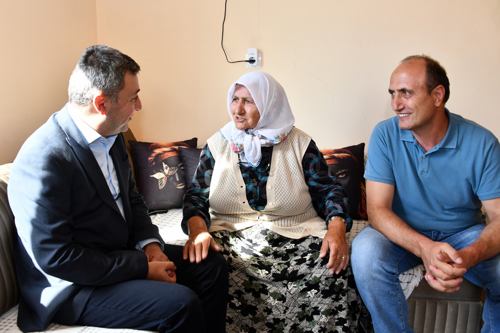 Vali Tanrısever’den 80 yaşındaki şehit annesine yaylada moral ziyareti 3