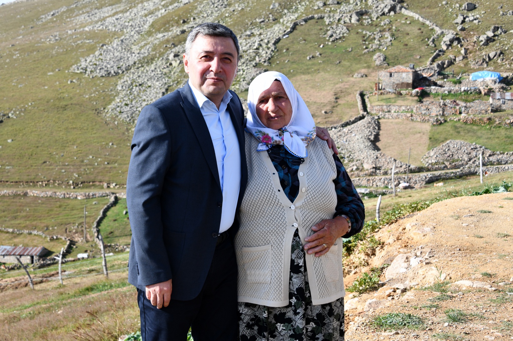 Vali Tanrısever’den 80 yaşındaki şehit annesine yaylada moral ziyareti 8