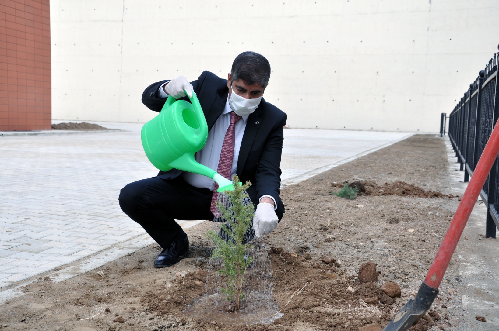 Gümüşhane Lisesi bahçesinde fidanlar toprakla buluştu 2