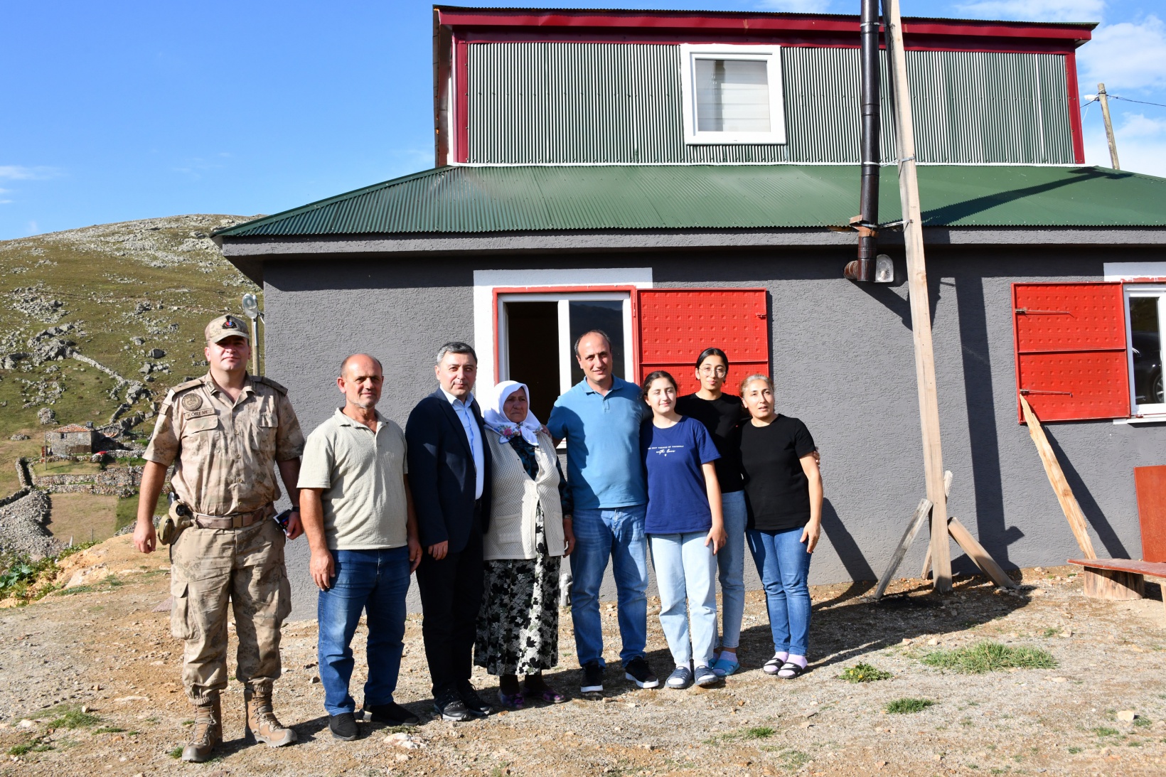 Vali Tanrısever’den 80 yaşındaki şehit annesine yaylada moral ziyareti 10