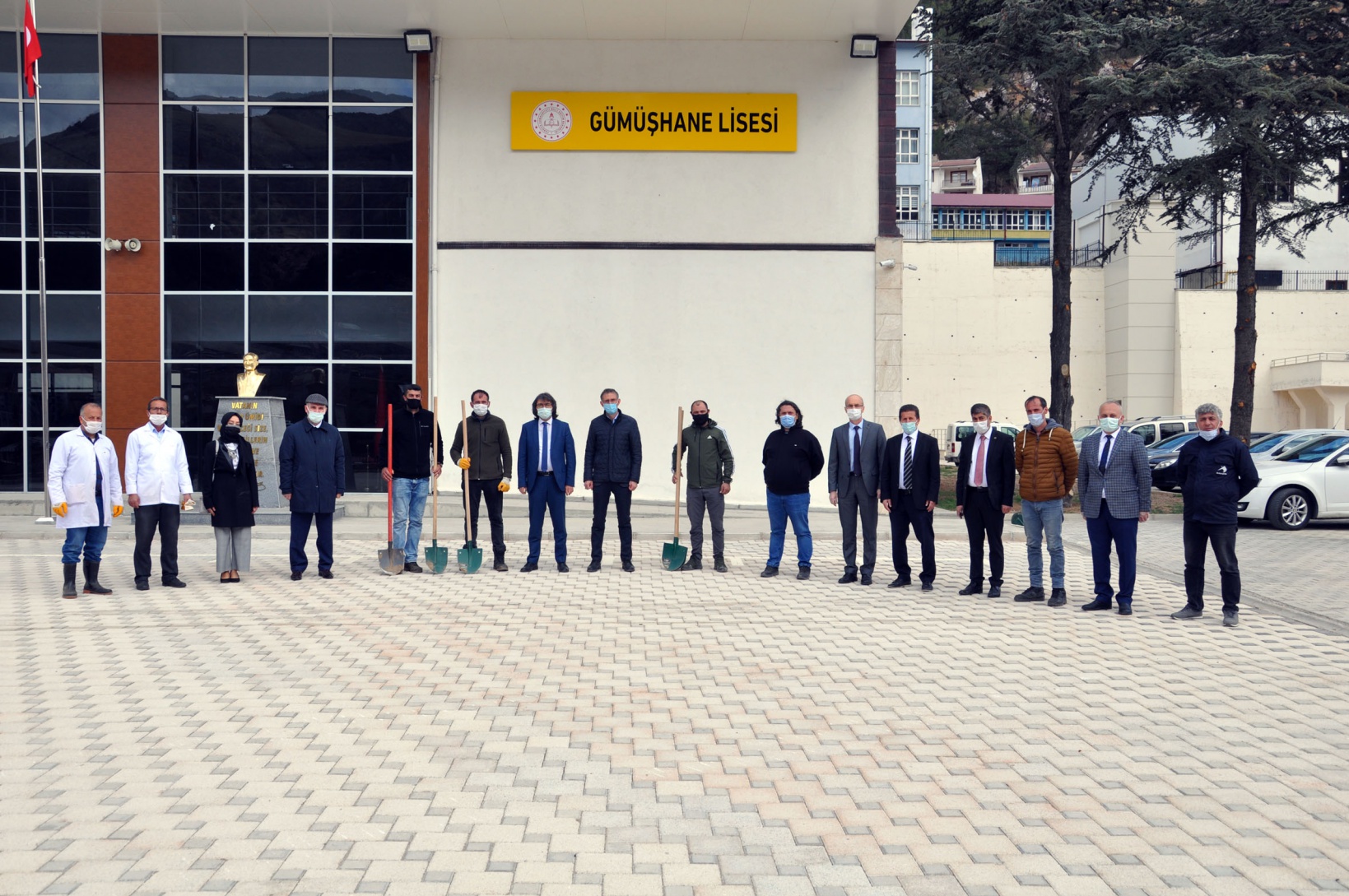 Gümüşhane Lisesi bahçesinde fidanlar toprakla buluştu 6