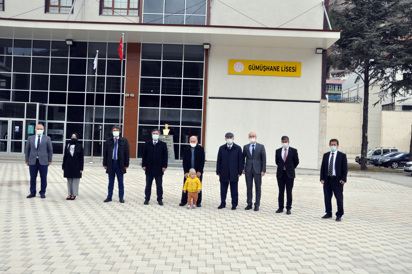 Gümüşhane Lisesi bahçesinde fidanlar toprakla buluştu 3