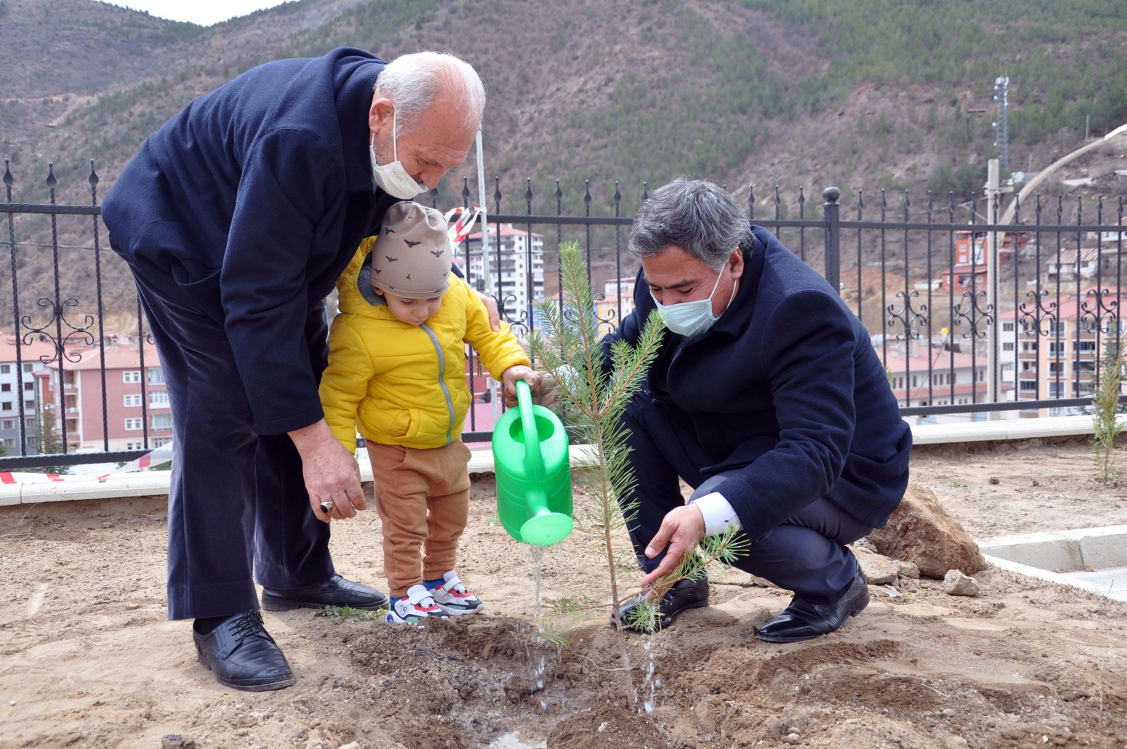 Gümüşhane Lisesi bahçesinde fidanlar toprakla buluştu 12