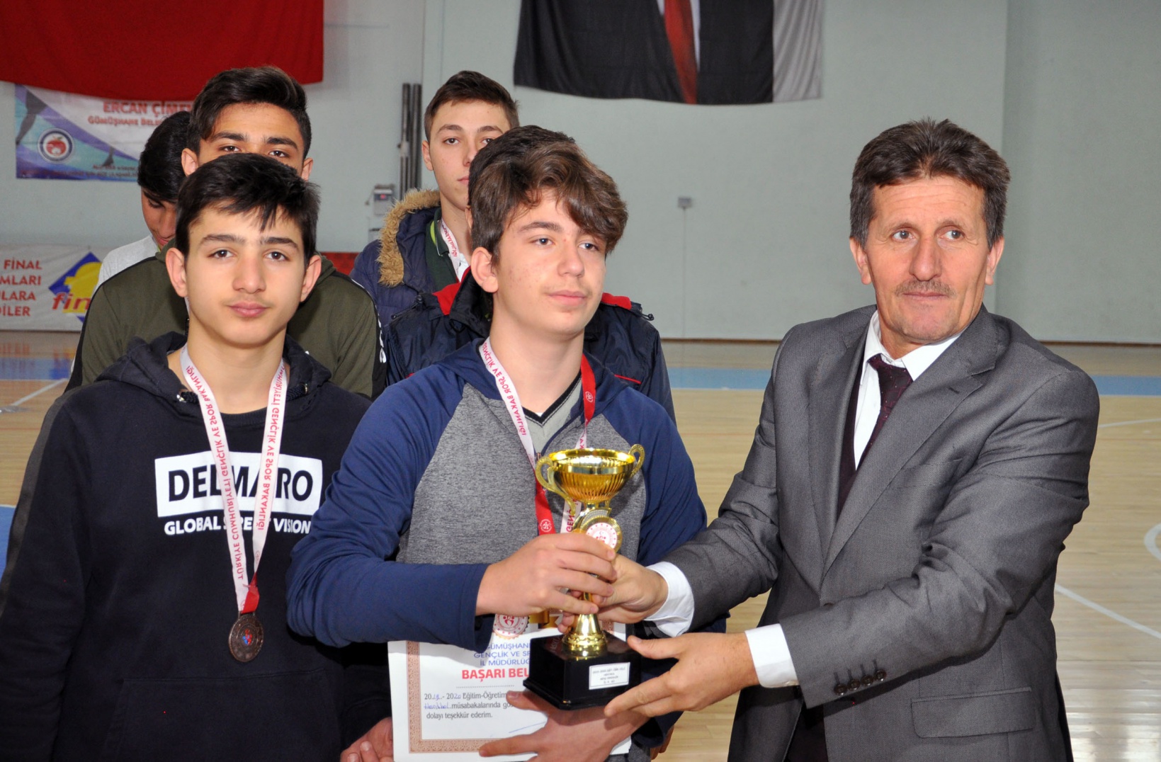 Okullar arası genç erkekler hentbol turnuvası sona erdi 9