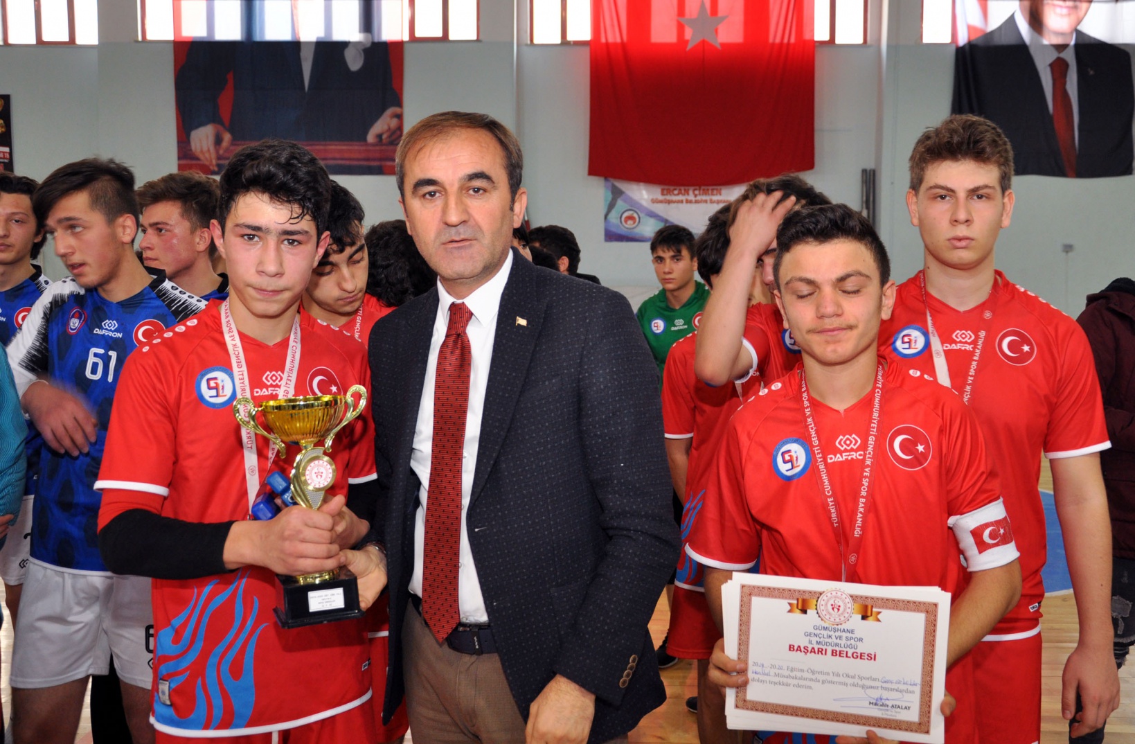 Okullar arası genç erkekler hentbol turnuvası sona erdi 4