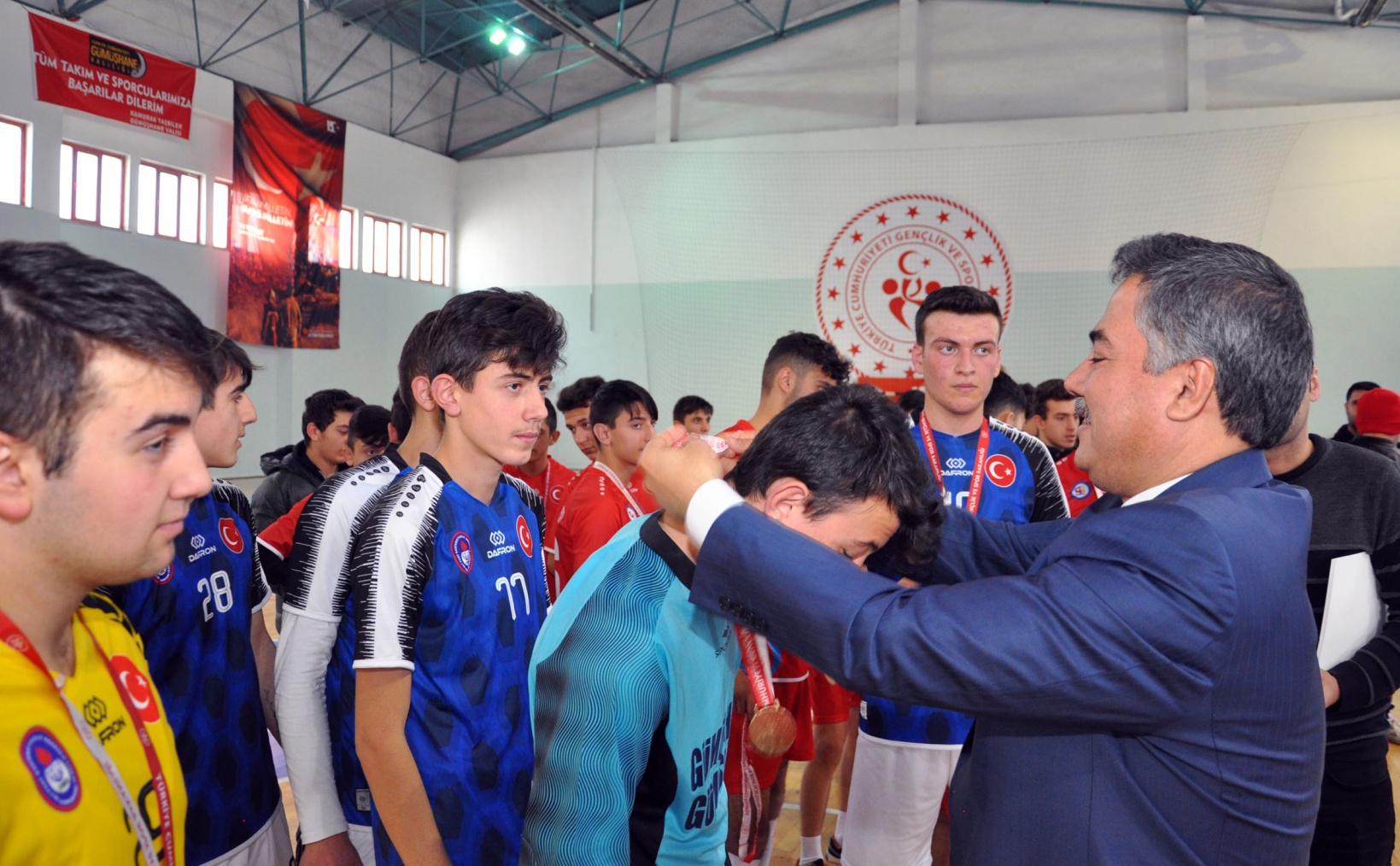 Okullar arası genç erkekler hentbol turnuvası sona erdi 8