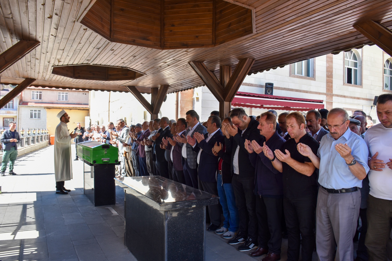 Akdoğan son yolculuğuna uğurlandı 11