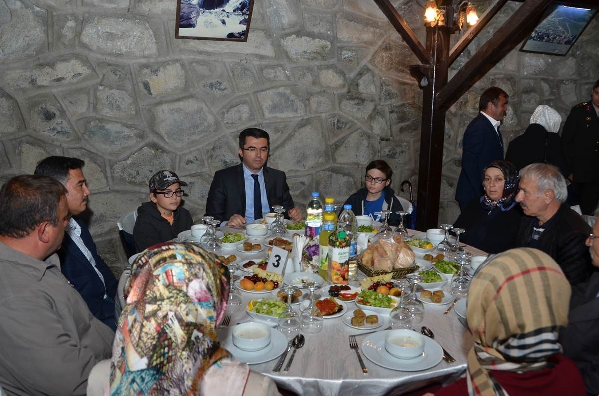 Vali Memiş iftarda şehit aileleri ve gazilerle bir araya geldi 5