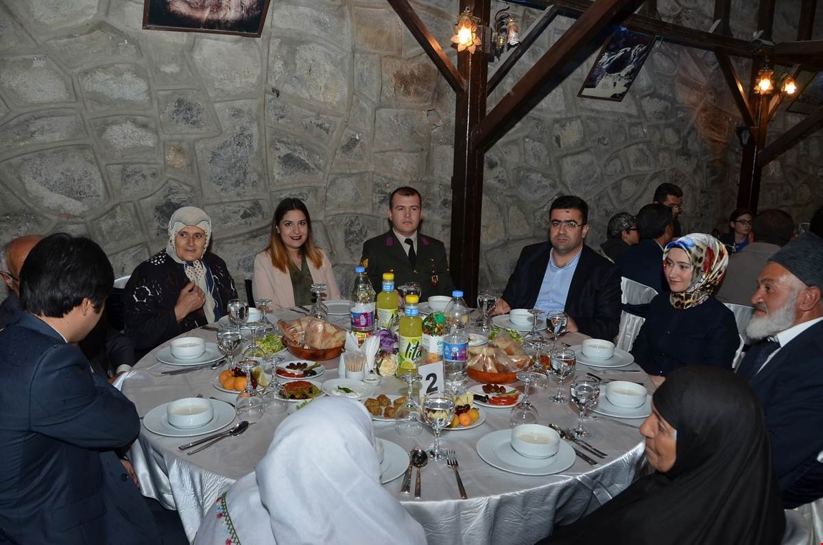 Vali Memiş iftarda şehit aileleri ve gazilerle bir araya geldi 1