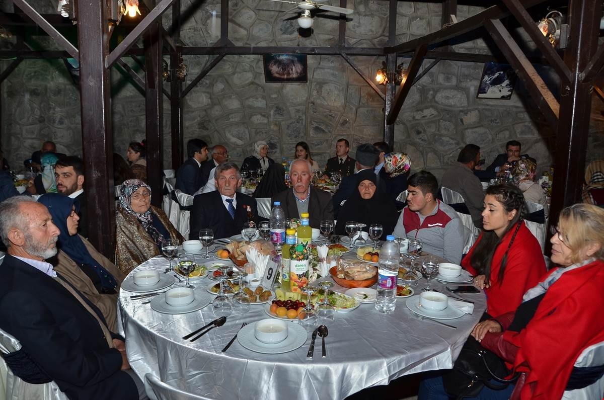 Vali Memiş iftarda şehit aileleri ve gazilerle bir araya geldi 4