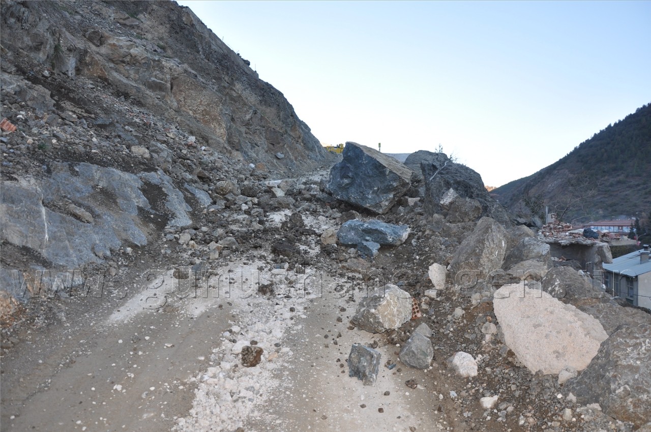 Gümüşhane’de Devasa Kaya 3 Katlı Evin Üzerine Düştü: 1 Yaralı 1
