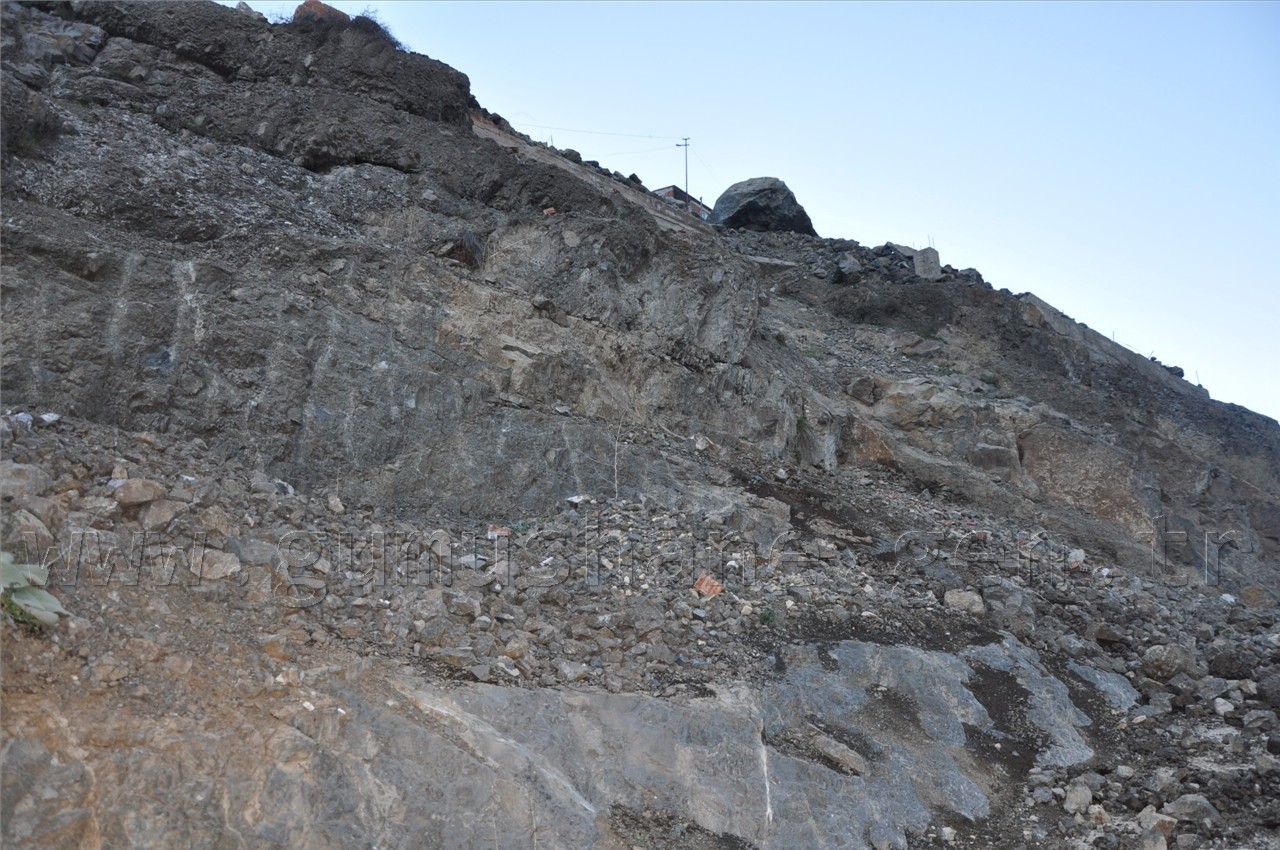 Gümüşhane’de Devasa Kaya 3 Katlı Evin Üzerine Düştü: 1 Yaralı 2