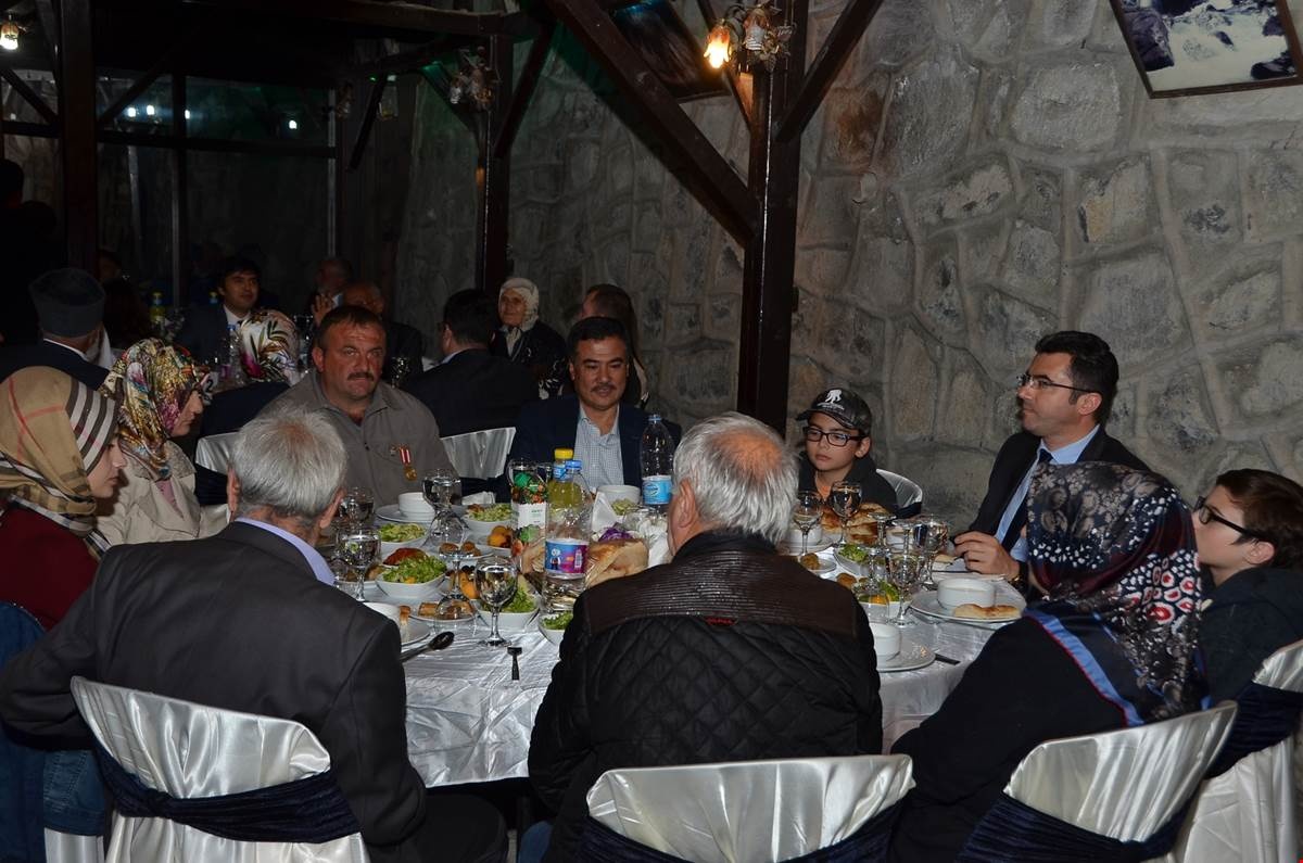 Vali Memiş iftarda şehit aileleri ve gazilerle bir araya geldi 14
