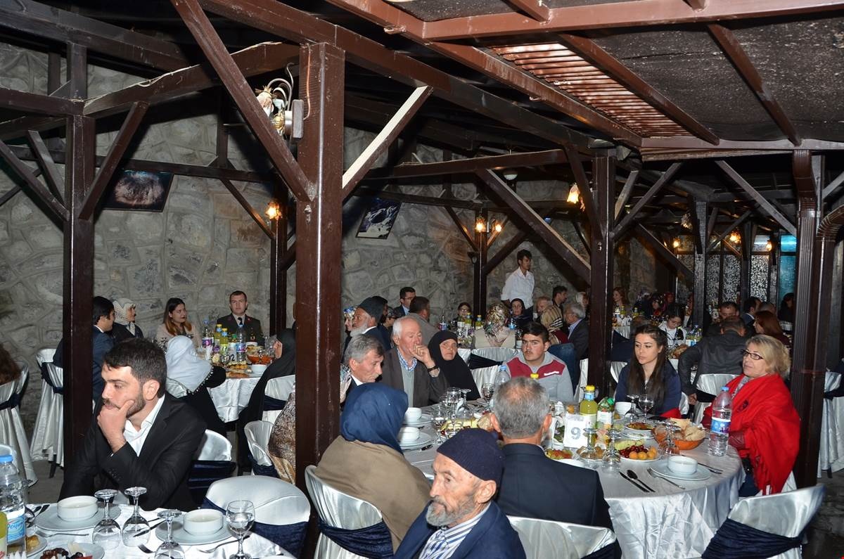 Vali Memiş iftarda şehit aileleri ve gazilerle bir araya geldi 12