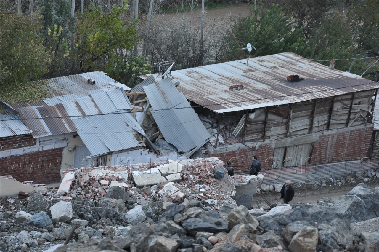 Gümüşhane’de Devasa Kaya 3 Katlı Evin Üzerine Düştü: 1 Yaralı 26