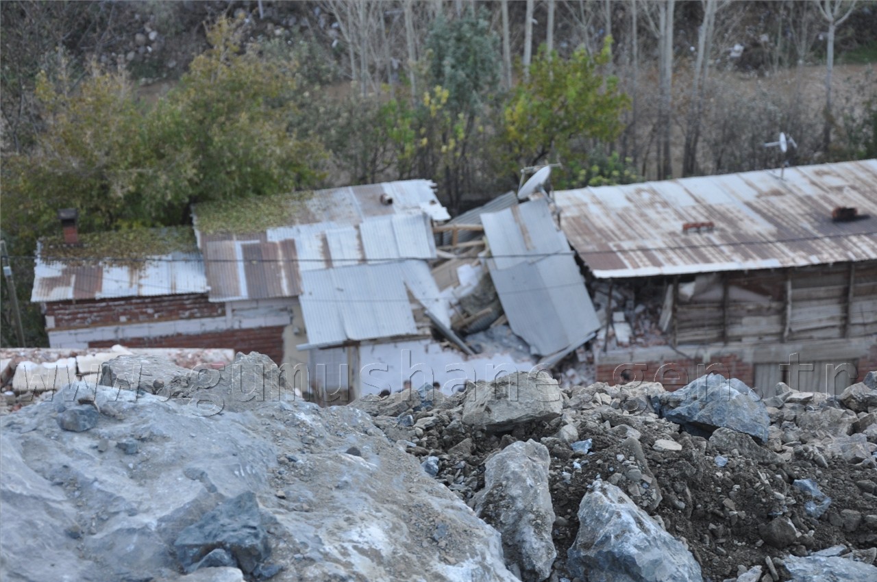 Gümüşhane’de Devasa Kaya 3 Katlı Evin Üzerine Düştü: 1 Yaralı 3
