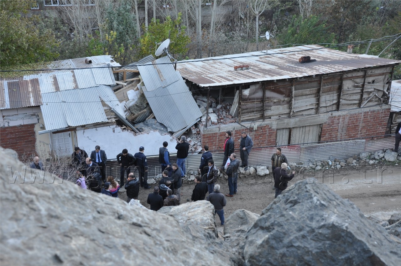 Gümüşhane’de Devasa Kaya 3 Katlı Evin Üzerine Düştü: 1 Yaralı 4