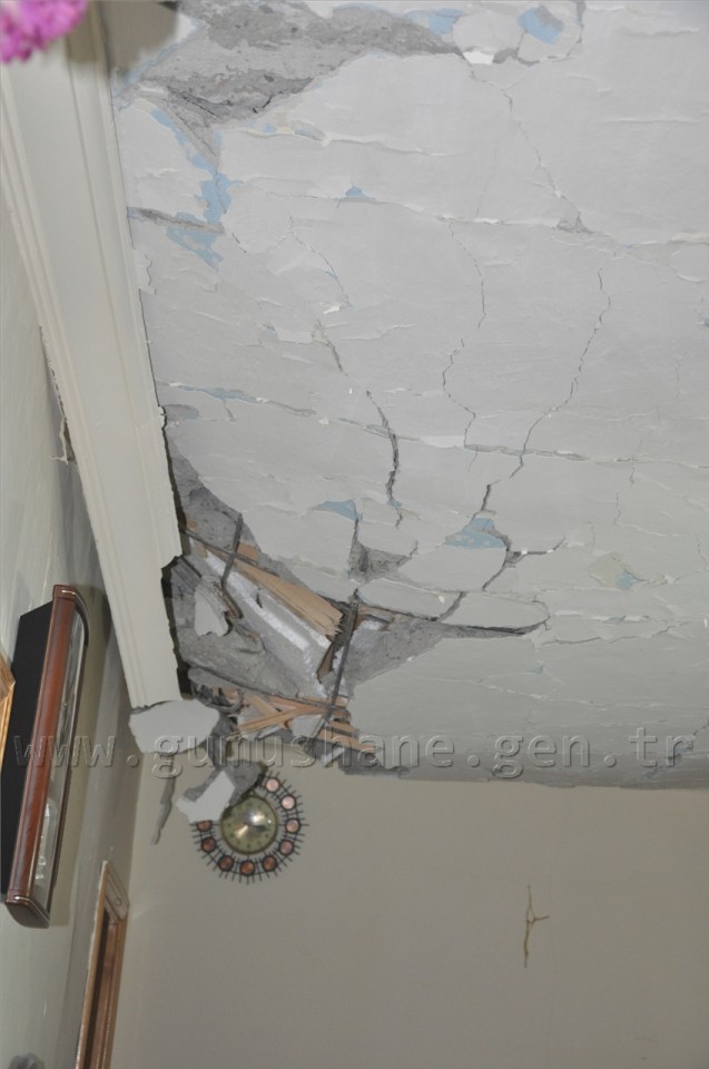 Gümüşhane’de Devasa Kaya 3 Katlı Evin Üzerine Düştü: 1 Yaralı 5