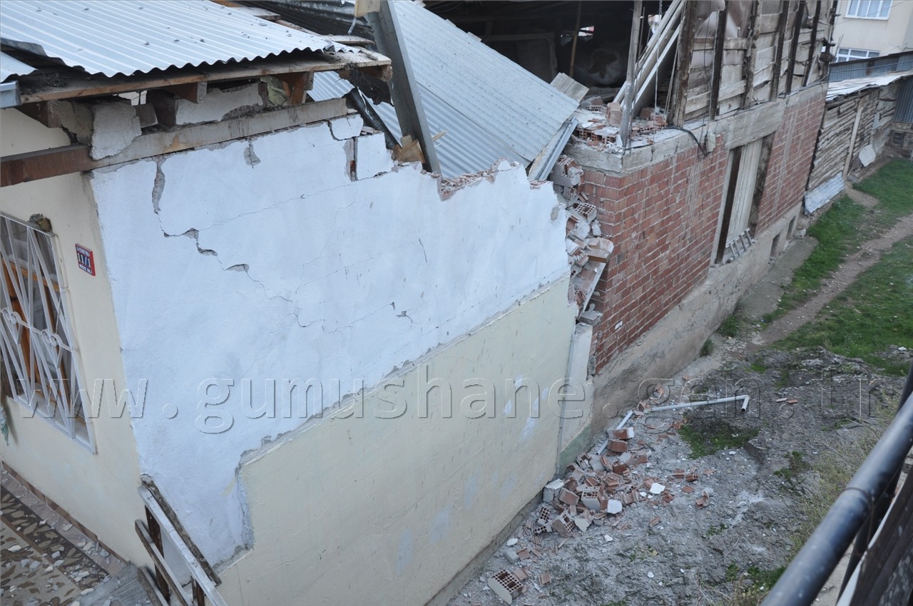 Gümüşhane’de Devasa Kaya 3 Katlı Evin Üzerine Düştü: 1 Yaralı 27