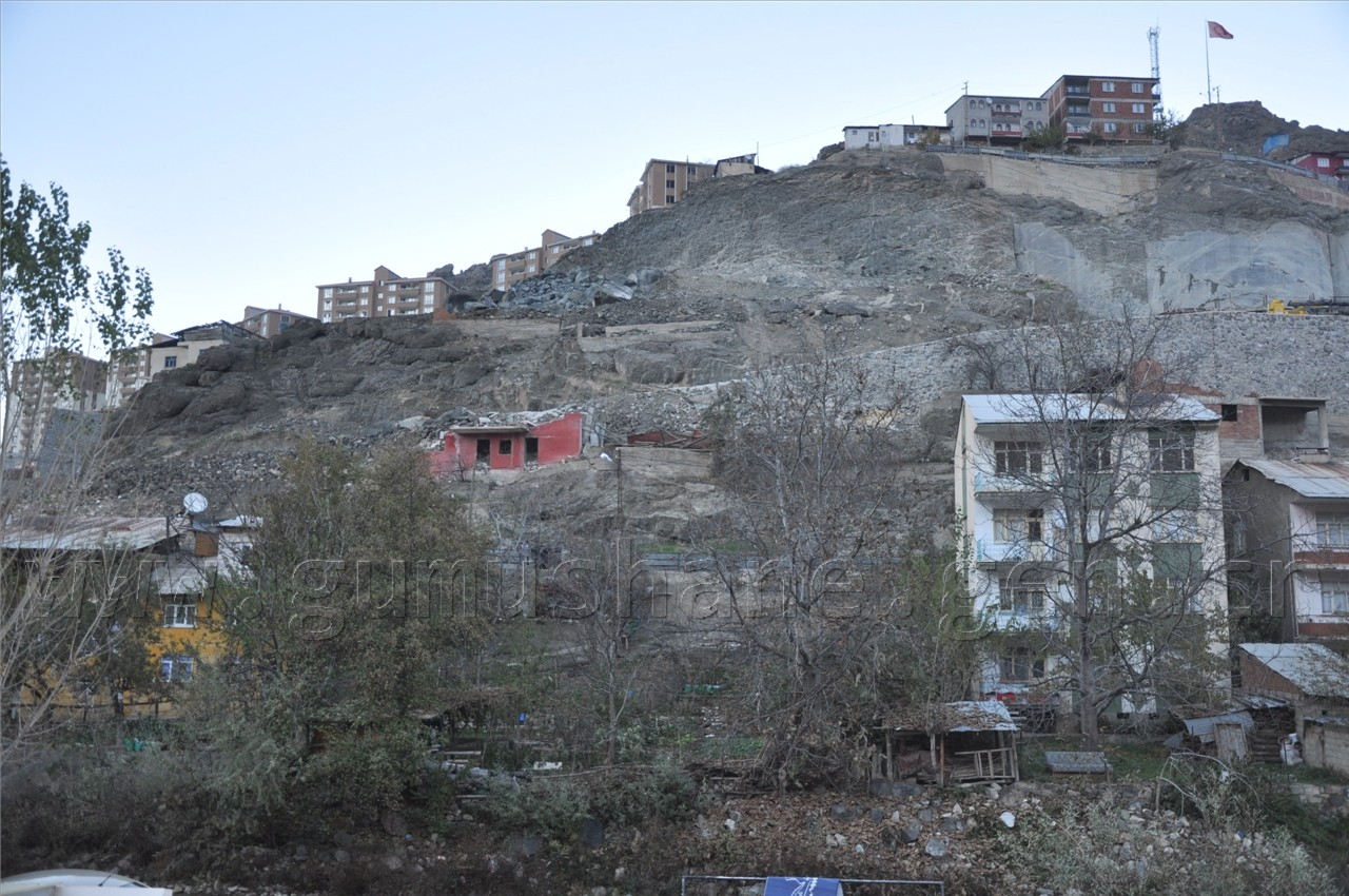 Gümüşhane’de Devasa Kaya 3 Katlı Evin Üzerine Düştü: 1 Yaralı 6