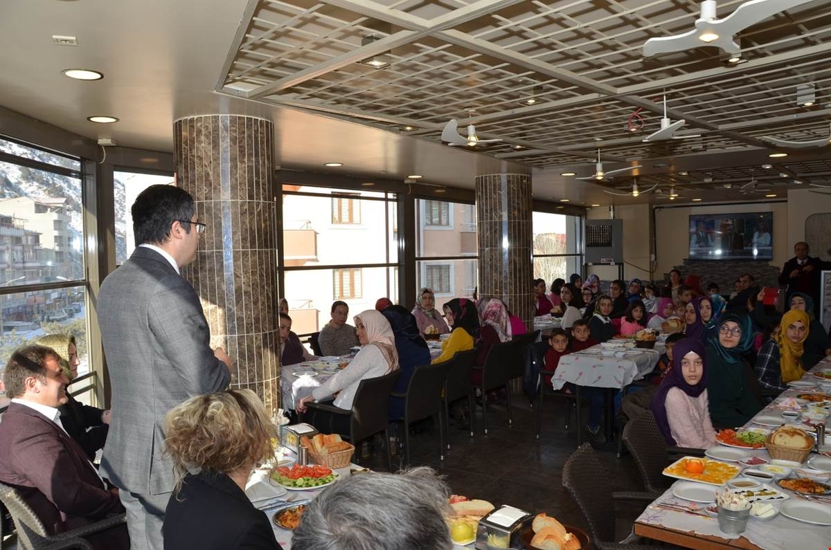 Gümüşhane protokolü sevgi ve umut evlerinde barınan çocuklarla buluştu 4