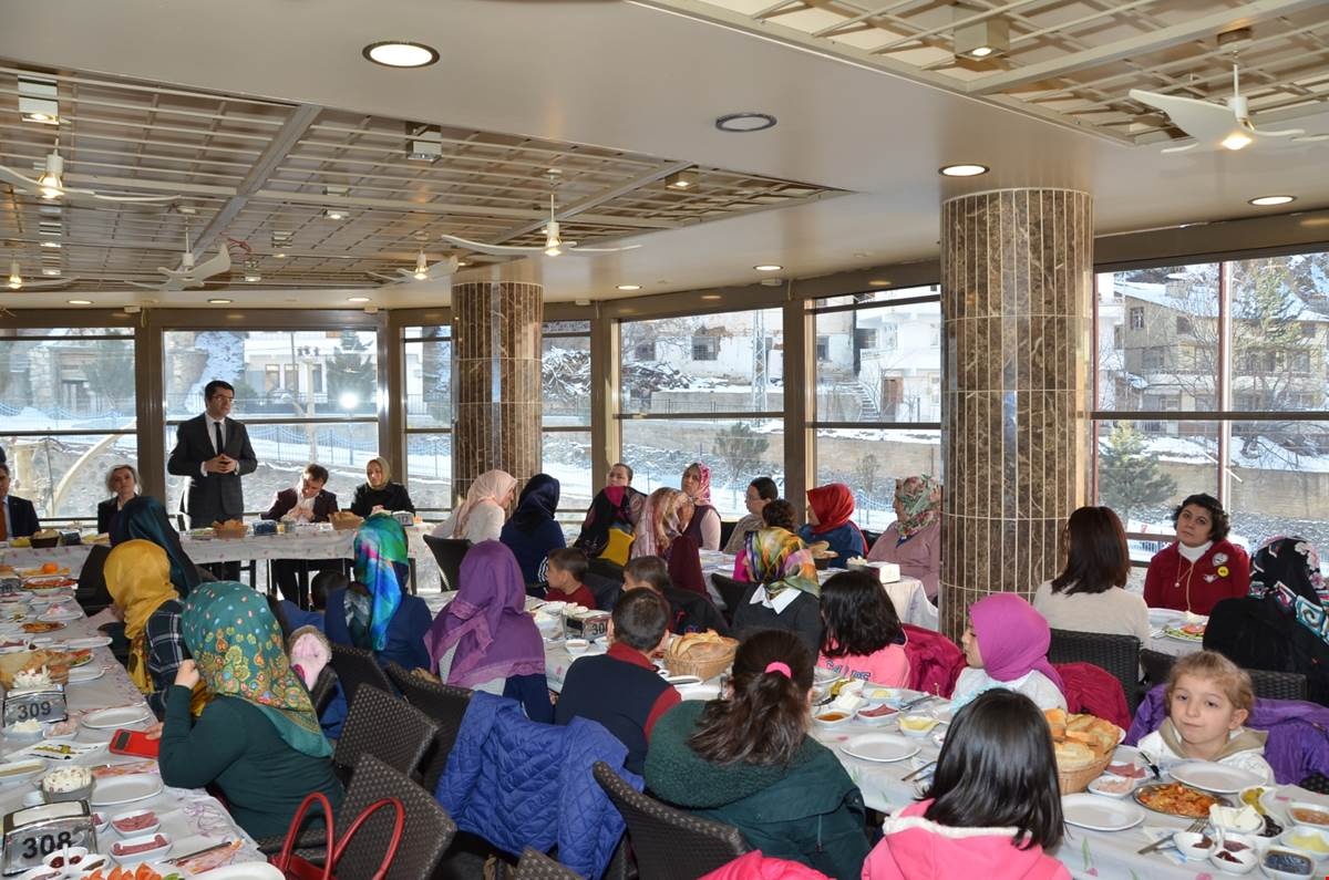 Gümüşhane protokolü sevgi ve umut evlerinde barınan çocuklarla buluştu 6