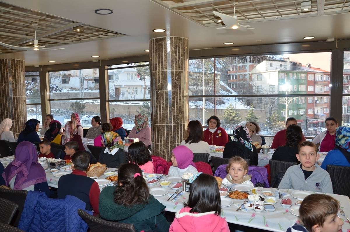 Gümüşhane protokolü sevgi ve umut evlerinde barınan çocuklarla buluştu 3