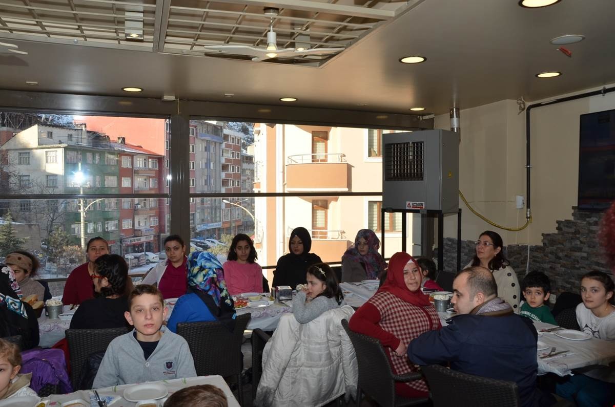 Gümüşhane protokolü sevgi ve umut evlerinde barınan çocuklarla buluştu 2