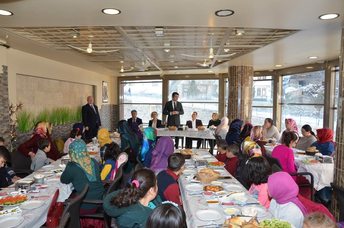 Gümüşhane protokolü sevgi ve umut evlerinde barınan çocuklarla buluştu 5