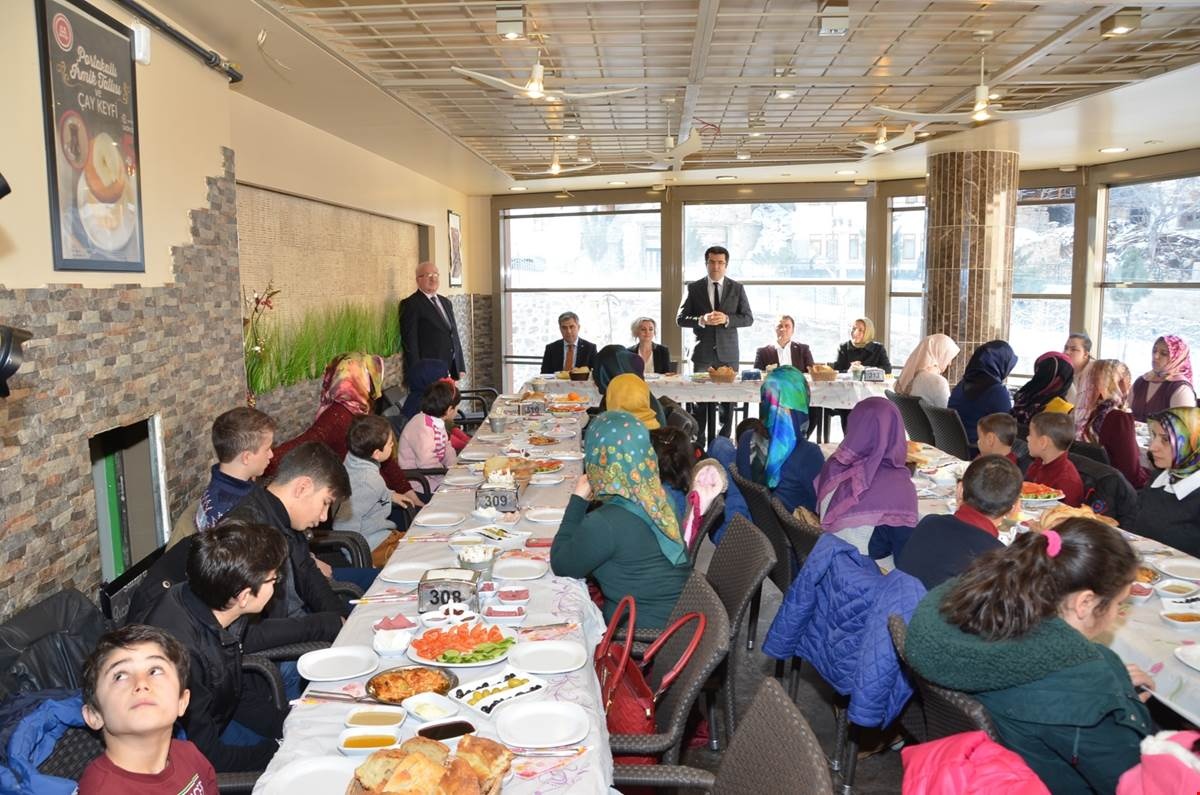 Gümüşhane protokolü sevgi ve umut evlerinde barınan çocuklarla buluştu 8