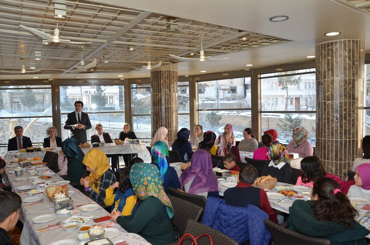 Gümüşhane protokolü sevgi ve umut evlerinde barınan çocuklarla buluştu 9