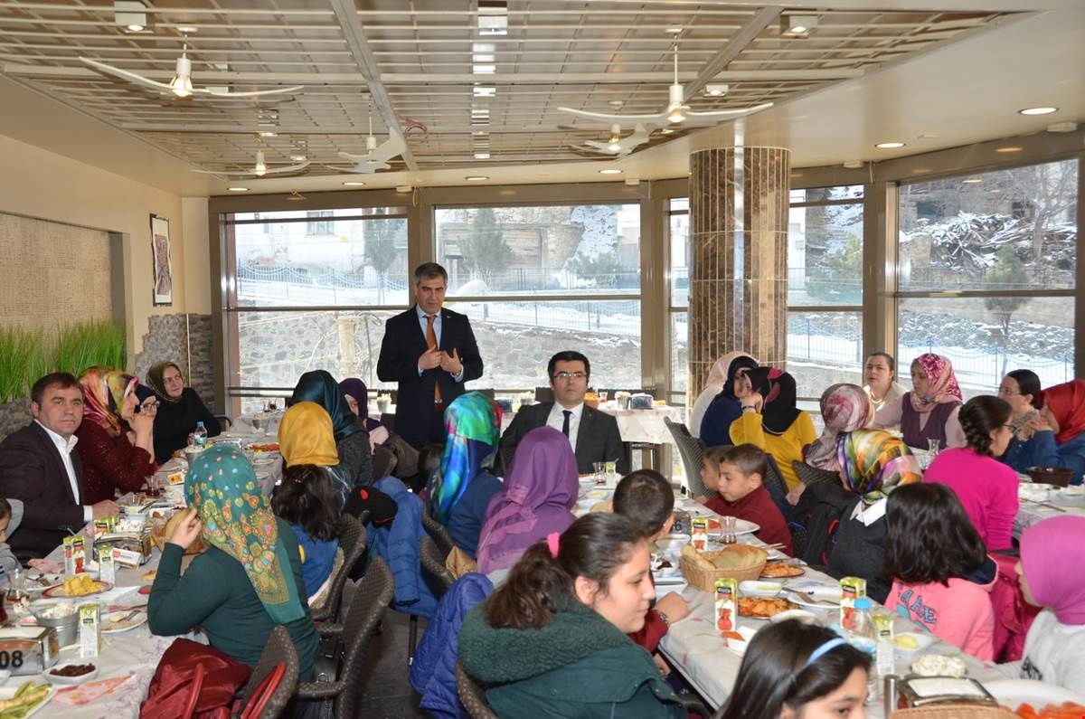 Gümüşhane protokolü sevgi ve umut evlerinde barınan çocuklarla buluştu 13