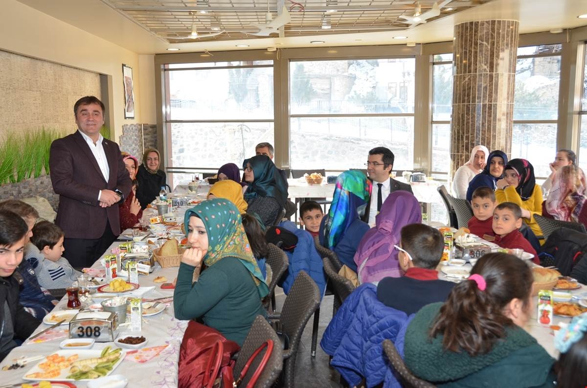 Gümüşhane protokolü sevgi ve umut evlerinde barınan çocuklarla buluştu 11