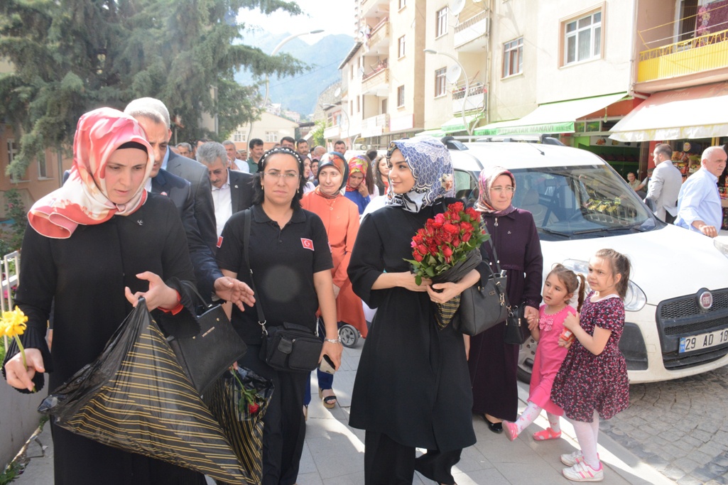 MHP esnafa karanfil dağıttı 2