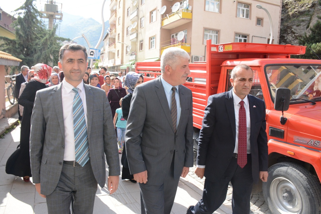 MHP esnafa karanfil dağıttı 4